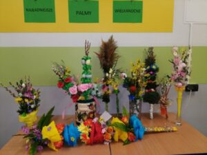Wystawa Palm Wielkanocnych wykonanych przez uczniów klas I-IV