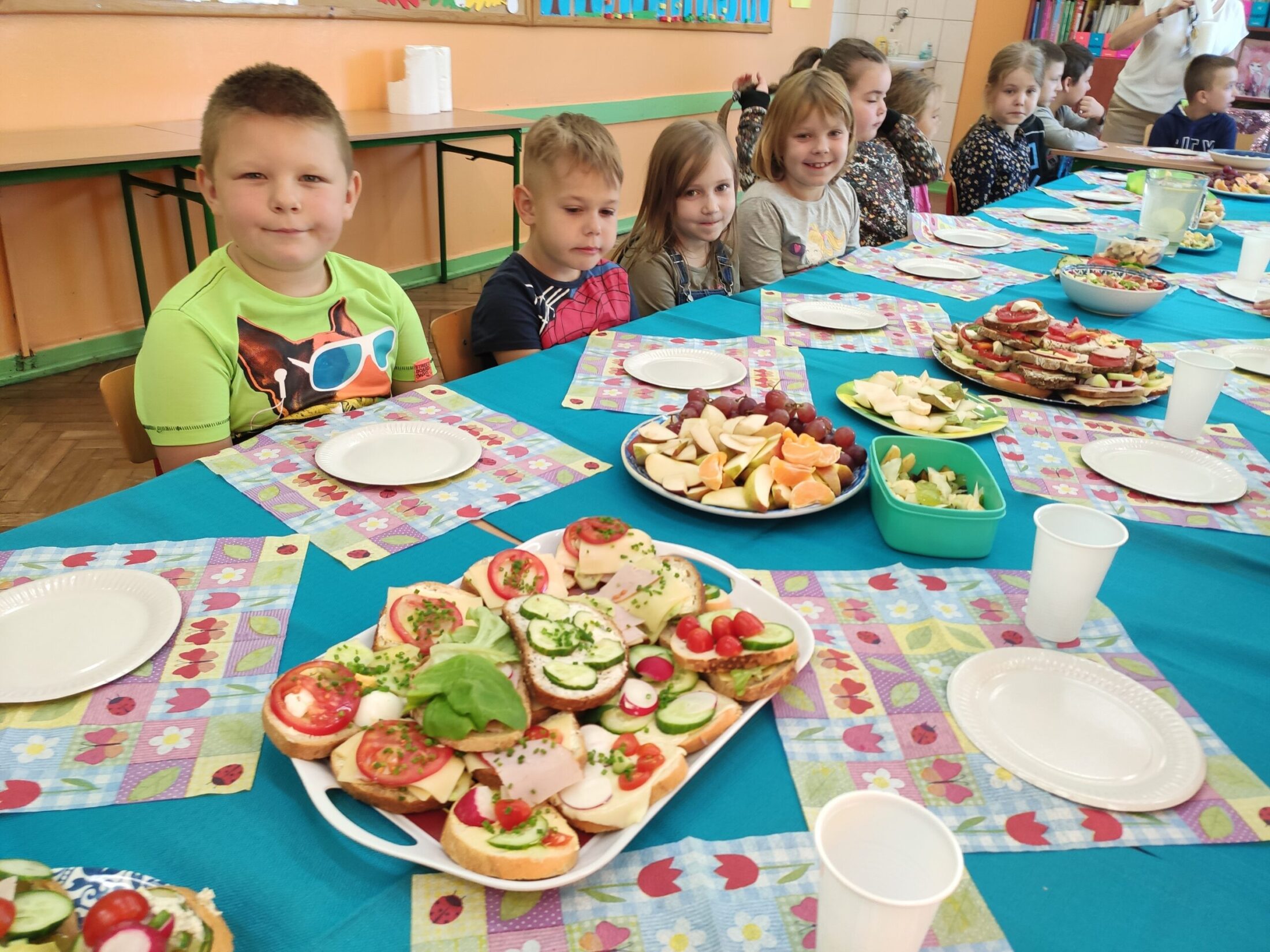 WSPÓLNE, DRUGIE ŚNIADANIE UCZNIÓW KLAS 4B I 1A