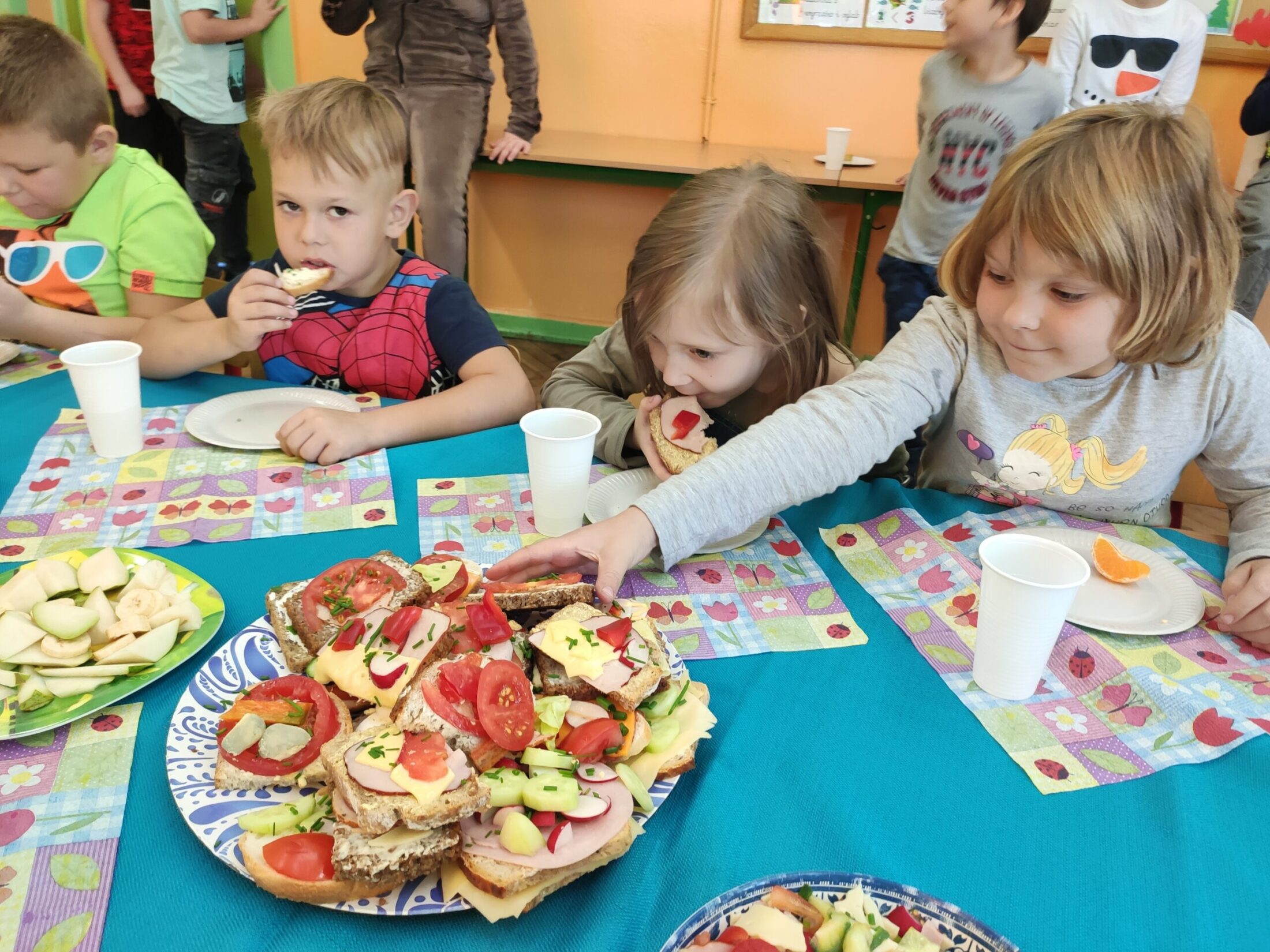 WSPÓLNE, DRUGIE ŚNIADANIE UCZNIÓW KLAS 4B I 1A