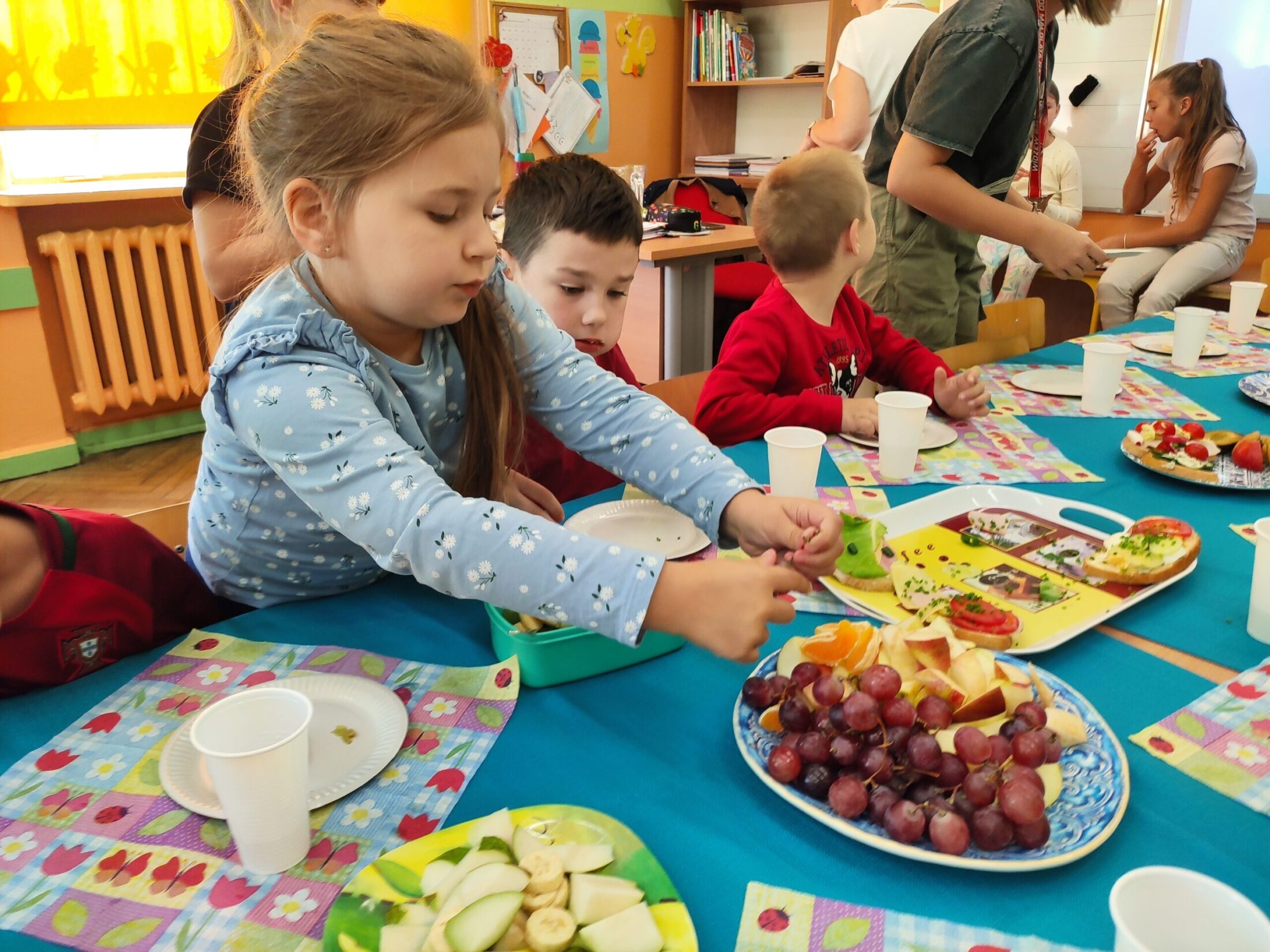 WSPÓLNE, DRUGIE ŚNIADANIE UCZNIÓW KLAS 4B I 1A